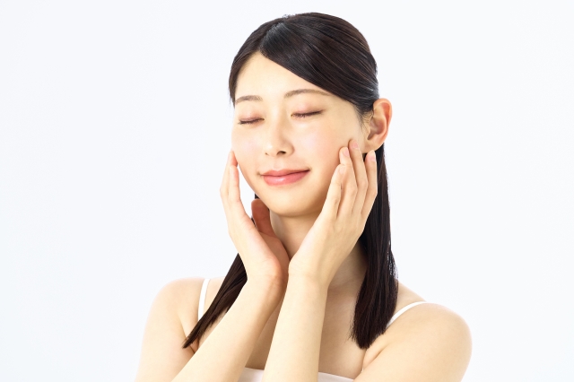 幹細胞コスメを使った明るい肌の女性